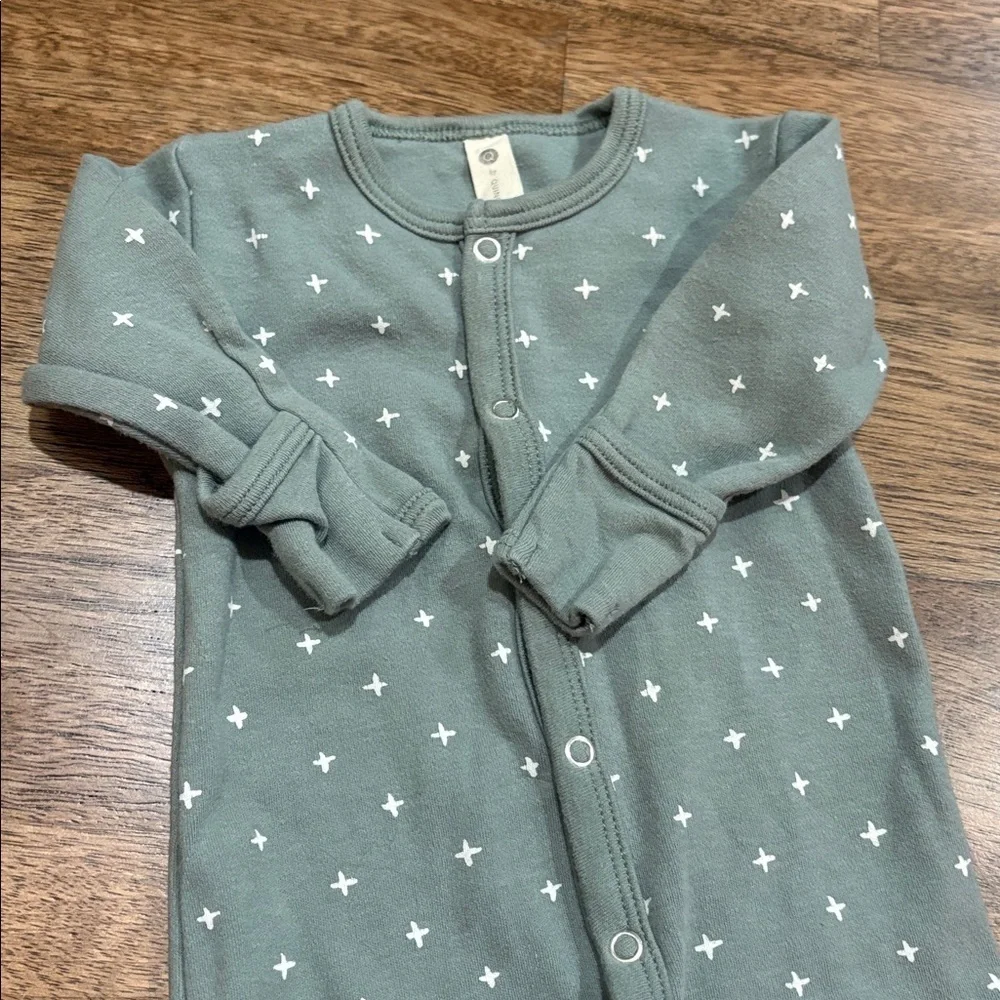 Q by Quincy Mae. Sleeper. Pajamas. Footed. Snaps up. 0-3 months